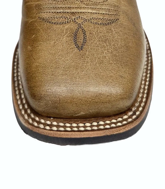 Pull-on cowboy boot with a shaped shaft and western heel