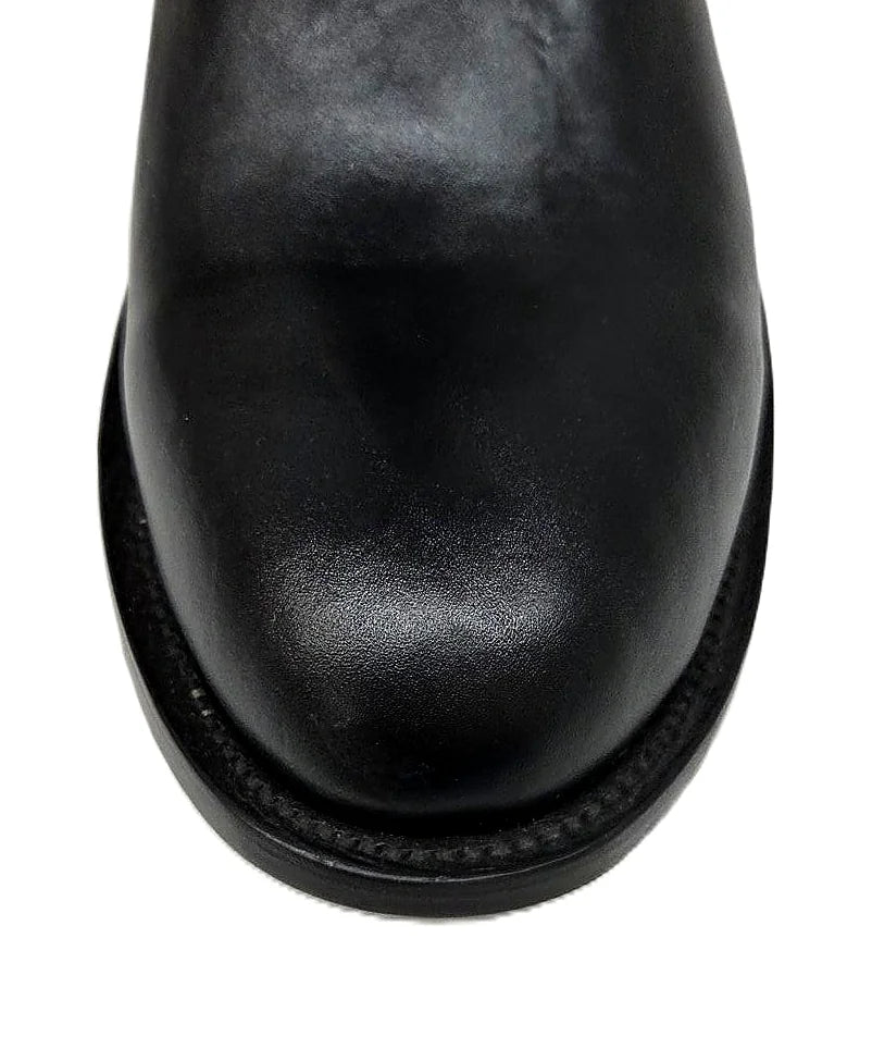 Short-shafted black leather roper with a U toe