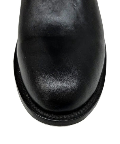Short-shafted black leather roper with a U toe